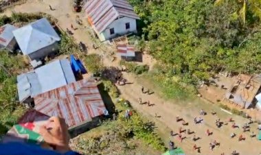 Polri-Lakukan-Airdrop-Bantuan-untuk-Warga-Kampung-Landor-yang-Masih-Terisolasi