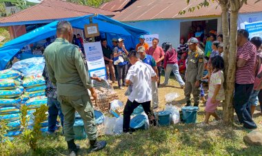 Polres-Manggarai-Kawal-dan-Amankan-Pendistribusian-Bantuan-Islamic-Relief-Germany-bagi-Warga-Terdampak-Gempa-di-Cibal-Barat