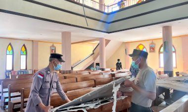 Semangat-Gotong-Royong-Pascagempa,-Polres-Manggarai-Bersihkan-Material-di-Gereja-St.-Fransiskus-Asisi-Karot