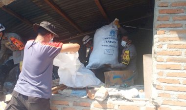 Tak-Hanya-Amankan-Warga,-Polisi-Turun-Langsung-Selamatkan-Barang-Korban-Gempa-di-Reok