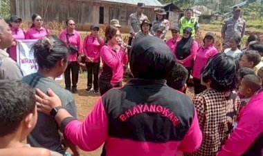 KETUA-BHAYANGKARI-CABANG-MANGGARAI-PIMPIN-AKSI-BHAYANGKARI-PEDULI,-SALURKAN-BANTUAN-DAN-HADIRKAN-TRAUMA-HEALING-BAGI-KORBAN-GEMPA