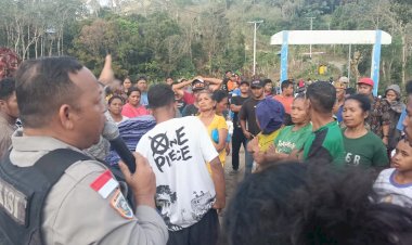 Bhabinkamtibmas-Cibal-Amankan-Penyaluran-Bantuan-Gempa-untuk-410-Keluarga-di-Desa-Riung