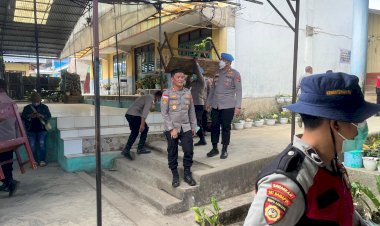 WUJUDKAN-PROSES-BELAJAR-MENGAJAR-KEMBALI-BERJALAN-PASCA-GEMPA,-POLRES-MANGGARAI-KERAHKAN-PERSONEL-MENDIRIKAN-TENDA-BELAJAR-DI-SEKOLAH