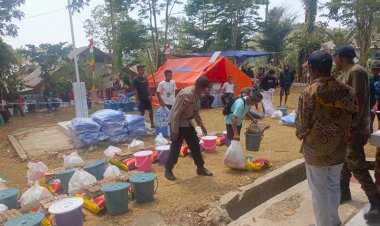 Kawal-Penyaluran-Bantuan-Gempa,-Kapospol-Cibal-Barat-Bantu-Distribusi-Donasi-Islamic-Relief-Germany