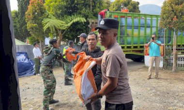 Polres-Manggarai-Bantu-Pengamanan-dan-Pendistribusian-Logistik-BPBD-untuk-Korban-Bencana