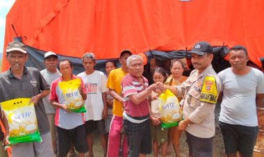 Bhabinkamtibmas-Reok-Barat-Salurkan-Bantuan-Sembako-dan-Obat-obatan-kepada-Korban-Gempa-di-Kampung-Golo-Kukung