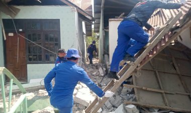 POLAIRUD-POLRES-MANGGARAI-BERSAMA-BKO-DITPOLAIRUD-POLDA-NTT-LAKSANAKAN-PEMBERSIHAN-DAN-PEMBONGKARAN-RUMAH-WARGA-TERDAMPAK-GEMPA-BUMI