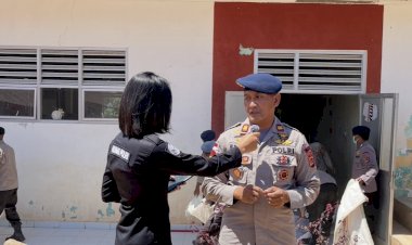 Jelang-Kegiatan-Belajar-Mengajar,-Personel-Kompi-2-Batalyon-B-Pelopor-Evakuasi-Sekolah-di-SDI-Mendo