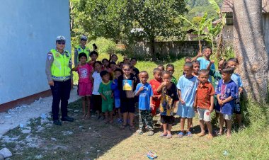Pulihkan-Trauma-Anak-Korban-Gempa,-Satlantas-Polres-Manggarai-Gelar-Trauma-Healing-di-Camp-Pengungsian