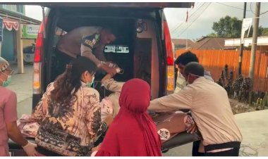 SIGAP-DALAM-SITUASI-DARURAT,-PERSONEL-DOKKES-POLRES-MANGGARAI-EVAKUASI-ENAM-IBU-HAMIL-DAN-SATU-PASIEN-KE-RS-BANDARA-FRANS-SALES-LEGA