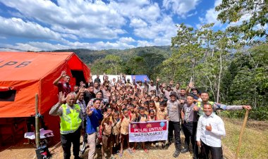 Polres-Manggarai-Hadir-di-Pelosok,-Salurkan-Bansos-dan-Terpal-untuk-Dukung-Pendidikan-Anak-Anak-SDN-Sama-Jaya-Pascagempa