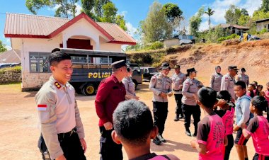 Kapolres-Manggarai-Pimpin-Trauma-Healing-dan-Pelayanan-Kesehatan-Gratis-bagi-Anak-Anak-SDI-Mbongos