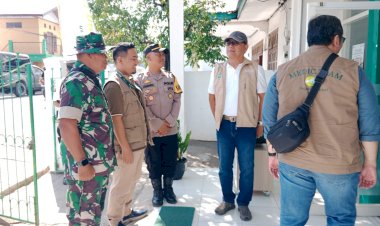 Polsek-Reo-Kawal-Kedatangan-Pejabat-Pegadaian-dan-Salurkan-Bantuan-untuk-Bayi-Pengungsi-Gempa