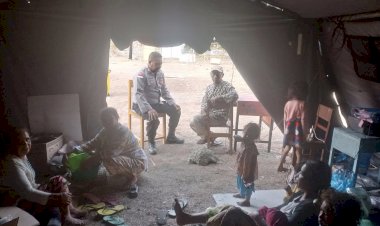 Polri-Hadir-di-Posko-Pengungsian-Barangkolong,-Jaga-Keamanan-dan-Berikan-Edukasi-Kebencanaan