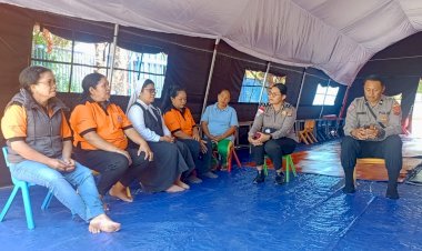 Sat-Binmas-Polres-Manggarai-Berikan-Trauma-Healing-kepada-Guru-dan-Suster-TK-Santa-Clara-Redong-Pascagempa