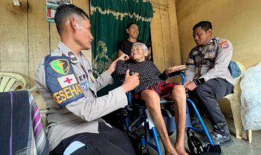 RASA-HARU-IBU-DOROTEA-TERIMA-KURSI-RODA-BANTUAN-DIVHUMAS-POLRI-PASCA-GEMPA--DI-MANGGARAI-.