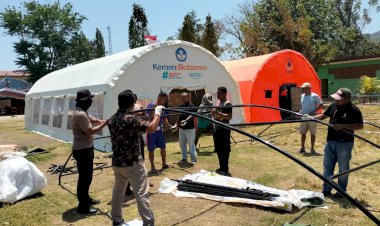 POLSEK-REO-BANTU-DIRIKAN-TENDA,-PASTIKAN-PROSES-BELAJAR-MENGAJAR-DI-SDN-I-REOK-BERJALAN-AMAN