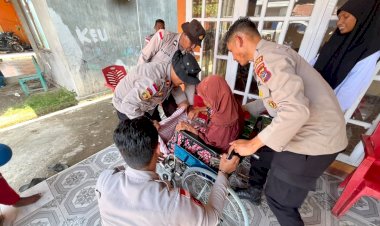 Sentuhan-Kemanusiaan-Divhumas-Polri,-Salurkan-Kursi-Roda-dan-Bantuan-Kemanusiaan-bagi-Warga-Terdampak-Gempa-di-Reo