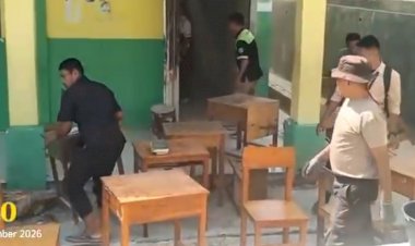 POLSEK-REO--POLRES-MANGGARAI-EVAKUASI-PERABOT-KELAS-RUSAK-PASCAGEMPA,-PASTIKAN-PEMBELAJARAN-DI-MAN-1-MANGGARAI-TETAP-AMAN