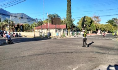 Satlantas-Polres-Manggarai-Hadir-di-Tengah-Masyarakat,-Laksanakan-Pengaturan-Lalu-Lintas-Pagi