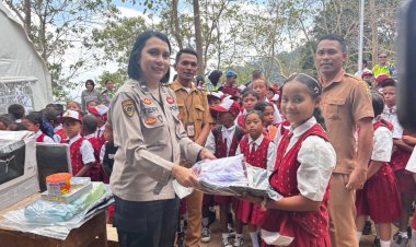 POLWAN-POLRES-MANGGARAI--SALURKAN-BANTUAN-POLWAN-REPUBLIK-INDONESIA-,-HADIRKAN-SENYUM-ANAK-ANAK-KORBAN-GEMPA-DAN-GELAR-TRAUMA-HEALING-DI-SDK-GAPONG