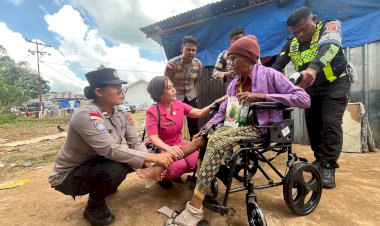 Divisi-Humas-Salurkan-Bantuan-Kursi-Roda-melalui-Ketua-Cabang-Bhayangkari-Manggarai-kepada-Warga-Korban-Musibah