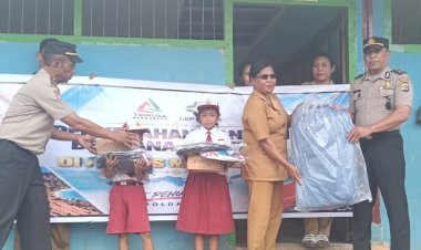 WUJUD-KEPEDULIAN-TERHADAP-GENERASI-PENERUS-BANGSA,-POLRES-MANGGARAI-SALURKAN-BANTUAN-PENDIDIKAN-KEPADA-SISWA-YATIM-DAN-YATIM-PIATU-DI-SD-INPRES-BEA-NONING