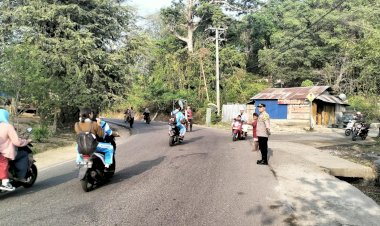 POLSEK-REO-GELAR-STRONG-POINT-DAN-PENGATURAN-LALU-LINTAS-PAGI,-WUJUDKAN-KEAMANAN-DAN-KETERTIBAN-PENGGUNA-JALAN