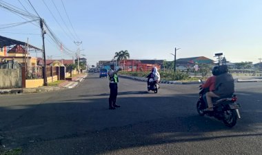 HADIR-DI-TENGAH-MASYARAKAT,-SATLANTAS-POLRES-MANGGARAI-LAKSANAKAN-PENGATURAN-LALU-LINTAS-PAGI-HARI,-PASTIKAN-KESELAMATAN-PELAJAR-DAN-PENGGUNA-JALAN