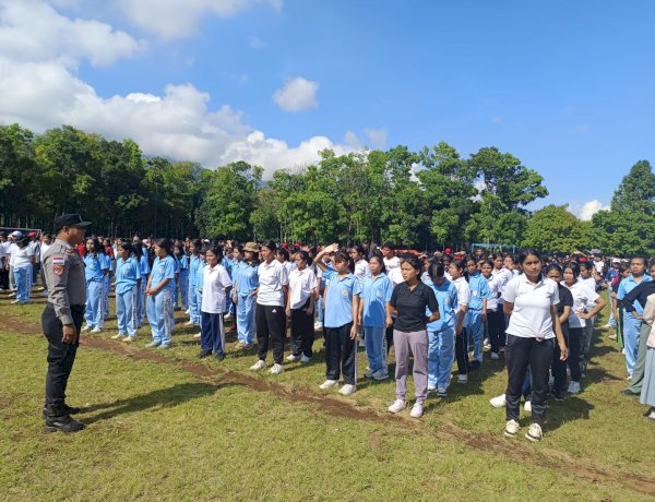 KBO Binmas Polres Manggarai Pimpin Pelatihan Baris Berbaris bagi 700 Mahasiswa Unika St. Paulus Ruteng
