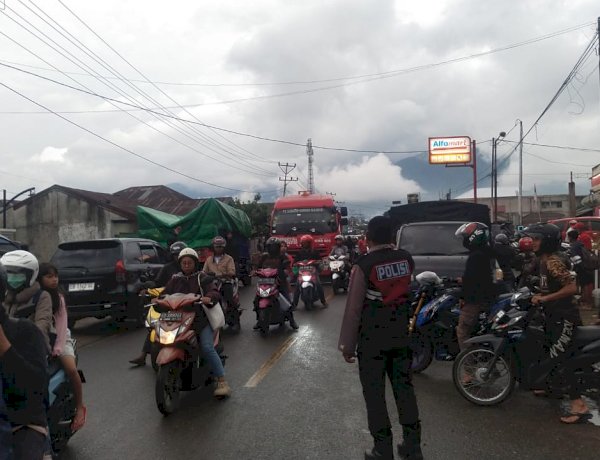 UCAPAN TERIMA KASIH MASYARAKAT ATAS KEHADIRAN BHABINKAMTIBMAS  BERSAMA SAMAPTA DAN LALU LINTAS DALAM GELAP DAN HUJAN MENGURAI KEMACETAN DI SPBU MENA