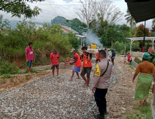 BHABINKAMTIBMAS DESA NAO LAKUKAN PENGAMANAN PERBAIKAN JALAN DI WILAYAH SATAR MESE UTARA