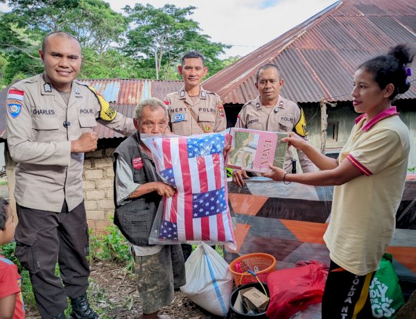 Polres-Manggarai-Melalui-Bhabinkamtibmas-Dan-Kasidokes-Salurkan-Bansos-Kepada-Kaum-Lansia-Di-Desa-Bangka-Kecamatan-Lelak