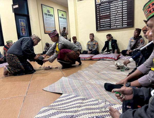 Mengawali Pengabdian, Kapolres Manggarai Gelar Ritual Adat ‘Tesi Rantang Babang Agu Bentang’ sebagai Penghormatan Budaya Lokal”