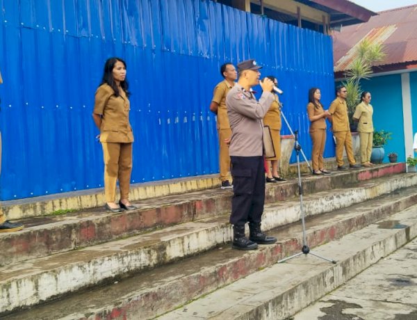 Kanit Binpolmas Polres Manggarai Pimpin Upacara dan Sosialisasikan Pencegahan Bullying di SDK Ruteng V