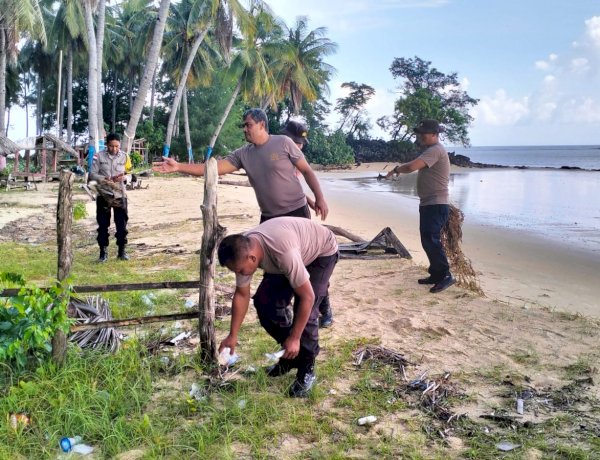 Polsek Reo,Polres Manggarai,Polda NTT Laksanakan Aksi Bersih di Pantai Wisata Jengkalang, Wujud Kepedulian Terhadap Lingkungan.