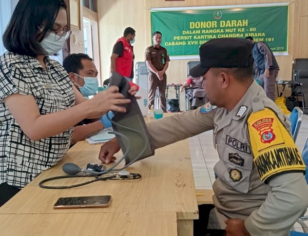 Polri Hadir untuk Kemanusiaan, Anggota Polres Manggarai Polda NTT Ikut Donor Darah Peringati HUT ke-80 Persit Kartika Chandra Kirana