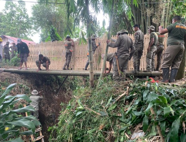 Brimob Kompi 2 Batalyon B Pelopor , Manggarai  Polda NTT, Bangun Jembatan Darurat Secara Swadaya untuk Warga Kelurahan Watu