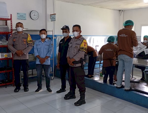 Bhabinkamtibmas Kecamatan Lelak Pantau Dapur MBG di Desa Ketang, Pastikan Pelayanan Berjalan Optimal dan Kondusif