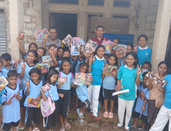 POLRES MANGGARAI BERBAGI KEPEDULIAN, BAGIKAN ALAT TULIS DAN SNACK UNTUK ANAK-ANAK DI KAMPUNG LENTENG