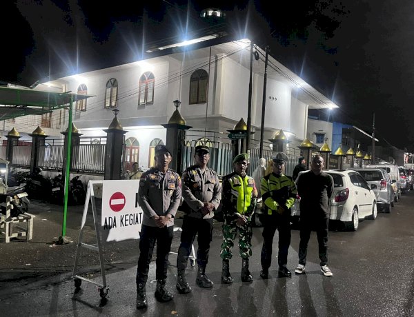 Personel Polres Manggarai Amankan Sholat Tarawih di Dua Masjid di Kota Ruteng