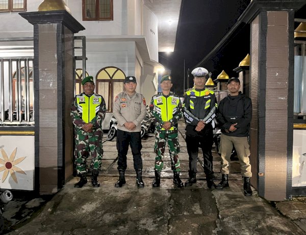 Personel Polres Manggarai Laksanakan Pengamanan Sholat Tarawih di Masjid Jihadul Ukhro Ruteng