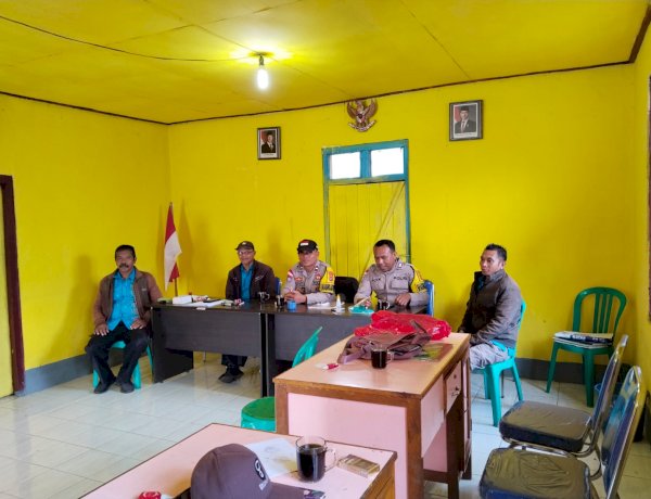 Bhabinkamtibmas Polres Manggarai Laksanakan Patroli Dialogis dan Sambang di Kantor Desa Compang Namut