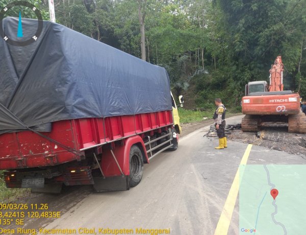 Gerak Cepat Bhabinkamtibmas Polsek Cibal Amankan Perbaikan Jalan Amblas di Jalur Rawuk KM 36