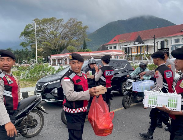 Bulan Ramadhan Penuh Berkah, Sat Samapta Polres Manggarai Bagikan Takjil kepada Masyarakat