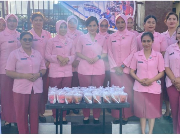 NTT Penuh Kasih di Bulan Suci Ramadhan, Polres Manggarai dan Bhayangkari Cabang Manggarai Berbagi Takjil