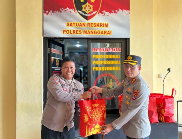 Kapolres Manggarai Bagikan Bingkisan kepada Personel yang Merayakan Idul Fitri dan Nyepi