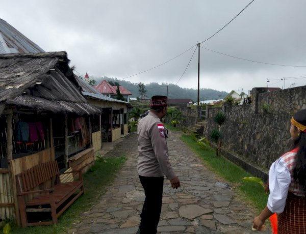 Bhabinkamtibmas Polres Manggarai Intensifkan Sambang dan Patroli Dialogis di Obyek Wisata Adat Niang Todo