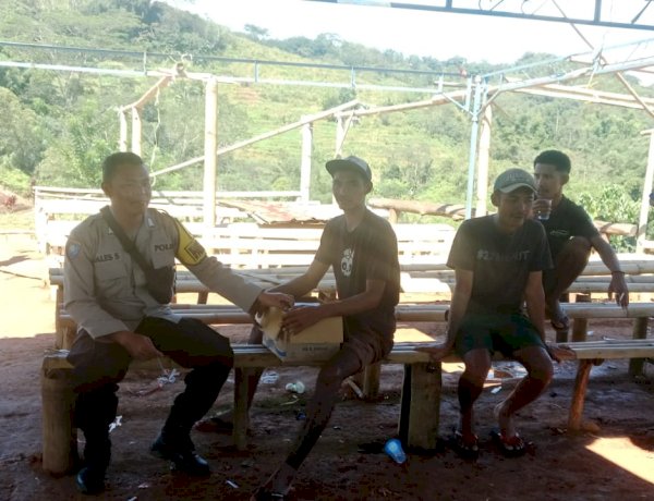 Bhabinkamtibmas Wae Ri’i Sambangi Warga, Ajak Jaga Kamtibmas Saat Kerja Bakti