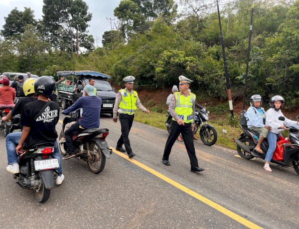 Respons Cepat unit Patwal Sat Lantas Polres Manggarai Urai Kemacetan di Jalur Labuan Bajo–Ruteng